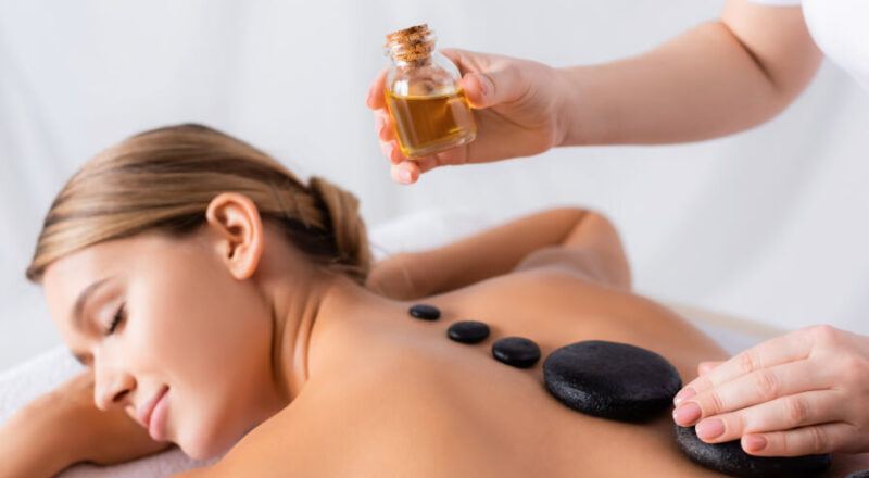 Masažas karštais akmenimis